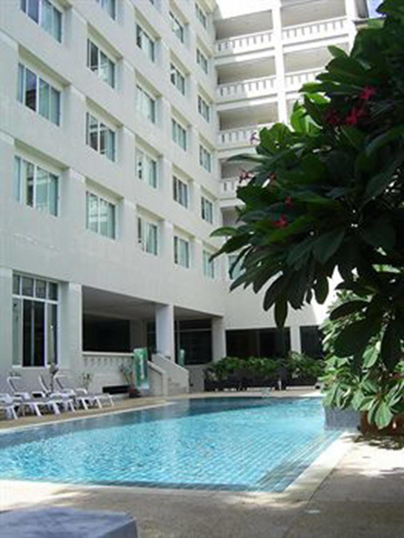 Crown Pattaya Beach Hotel Exterior photo