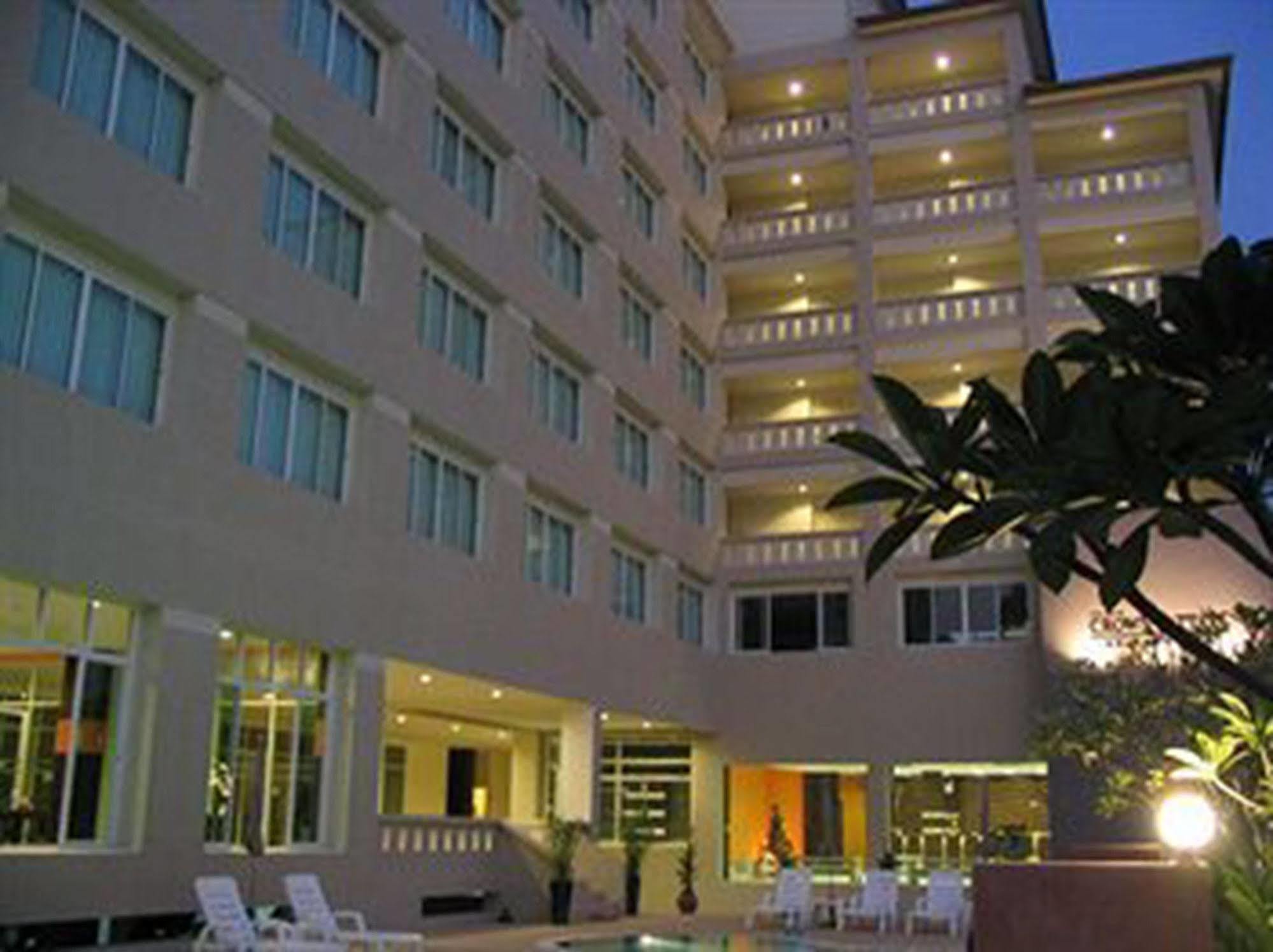 Crown Pattaya Beach Hotel Exterior photo